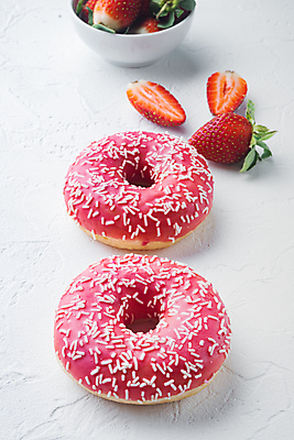 포토 JPG 해외이미지 그릇 딸기 단면 디저트 실내 사람없음 도넛 달콤 흰배경 담기 일렬 딸기맛 해외포토 식기 음식 백그라운드 과일 모션 내부 흰색 맛 파일형식