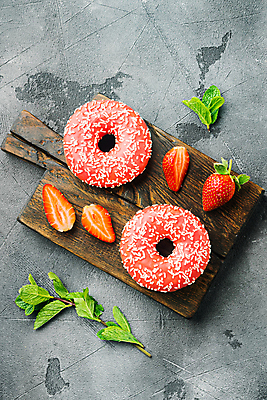 포토 JPG 해외이미지 회색배경 딸기 디저트 실내 사람없음 하이앵글 도넛 달콤 민트 나무도마 딸기맛 플랫레이 해외포토 음식 뷰포인트 백그라운드 과일 도마 내부 목재 회색 플랫 맛 허브 파일형식