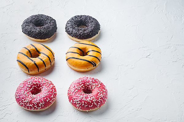 포토 JPG 해외이미지 디저트 실내 종류 사람없음 도넛 달콤 흰배경 일렬 딸기맛 오렌지맛 초코맛 카피스페이스 해외포토 음식 백그라운드 딸기 내부 초콜릿 공백 흰색 맛 파일형식