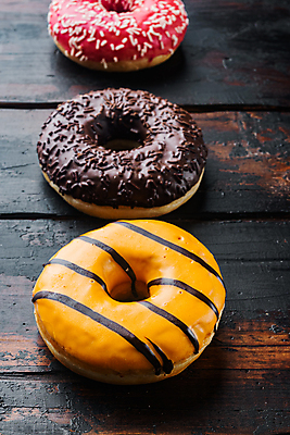 포토 JPG 해외이미지 디저트 실내 종류 사람없음 도넛 달콤 일렬 딸기맛 오렌지맛 초코맛 나무배경 해외포토 음식 백그라운드 딸기 내부 초콜릿 맛 파일형식