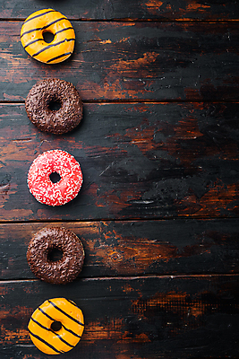 포토 JPG 해외이미지 디저트 실내 종류 사람없음 도넛 달콤 일렬 딸기맛 오렌지맛 초코맛 카피스페이스 나무배경 해외포토 음식 백그라운드 딸기 내부 초콜릿 공백 맛 파일형식