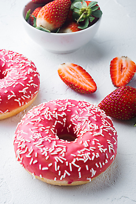 포토 JPG 해외이미지 그릇 딸기 단면 디저트 실내 사람없음 도넛 달콤 흰배경 담기 딸기맛 해외포토 식기 음식 백그라운드 과일 모션 내부 흰색 맛 파일형식