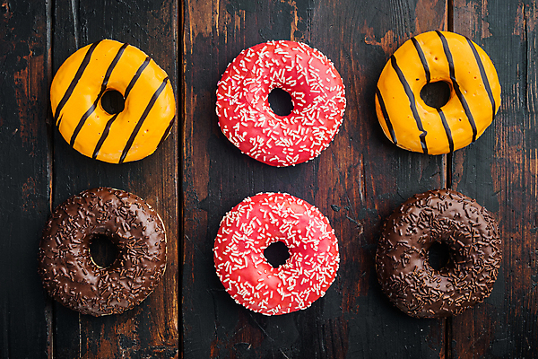 포토 JPG 해외이미지 디저트 실내 종류 사람없음 하이앵글 도넛 달콤 일렬 딸기맛 오렌지맛 초코맛 나무배경 해외포토 음식 뷰포인트 백그라운드 딸기 내부 초콜릿 맛 파일형식