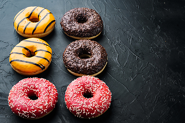 포토 JPG 해외이미지 검은배경 디저트 실내 종류 사람없음 도넛 달콤 일렬 딸기맛 오렌지맛 초코맛 카피스페이스 해외포토 음식 백그라운드 딸기 내부 초콜릿 검은색 공백 맛 파일형식