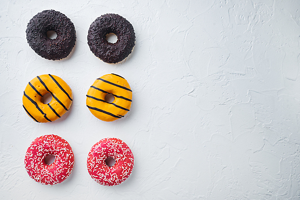 포토 JPG 해외이미지 디저트 실내 종류 사람없음 하이앵글 도넛 달콤 흰배경 일렬 딸기맛 오렌지맛 초코맛 카피스페이스 해외포토 음식 뷰포인트 백그라운드 딸기 내부 초콜릿 공백 흰색 맛 파일형식