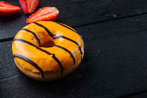 포토 JPG 해외이미지 딸기 검은배경 단면 디저트 실내 사람없음 도넛 달콤 오렌지맛 나무배경 해외포토 음식 백그라운드 과일 내부 검은색 맛 파일형식