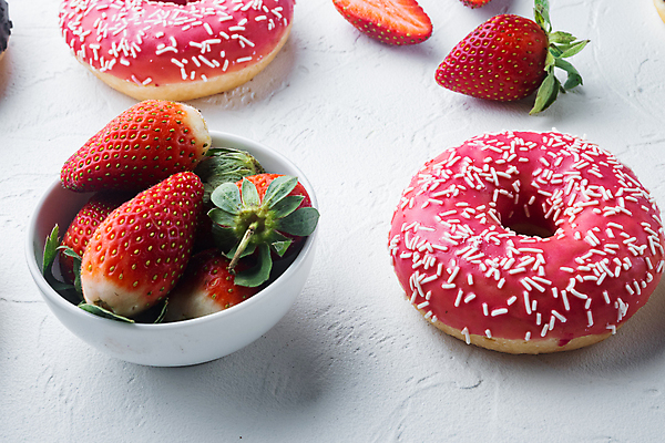 포토 JPG 해외이미지 그릇 딸기 디저트 실내 사람없음 도넛 달콤 흰배경 담기 딸기맛 해외포토 식기 음식 백그라운드 과일 모션 내부 흰색 맛 파일형식