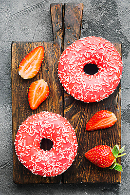 포토 JPG 해외이미지 회색배경 딸기 단면 디저트 실내 사람없음 하이앵글 도넛 달콤 나무도마 딸기맛 해외포토 음식 뷰포인트 백그라운드 과일 도마 내부 목재 회색 맛 파일형식