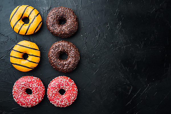 포토 JPG 해외이미지 검은배경 디저트 실내 종류 사람없음 하이앵글 도넛 달콤 일렬 딸기맛 오렌지맛 초코맛 카피스페이스 해외포토 음식 뷰포인트 백그라운드 딸기 내부 초콜릿 검은색 공백 맛 파일형식