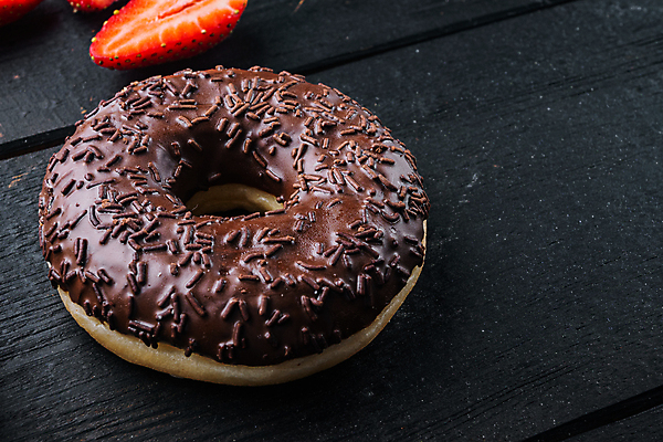 포토 JPG 해외이미지 검은배경 디저트 실내 사람없음 도넛 달콤 초코맛 나무배경 해외포토 음식 백그라운드 내부 초콜릿 검은색 맛 파일형식