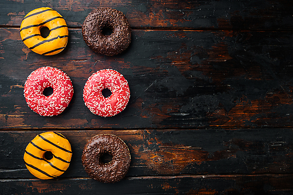 포토 JPG 해외이미지 디저트 실내 종류 사람없음 도넛 달콤 일렬 딸기맛 오렌지맛 초코맛 카피스페이스 나무배경 해외포토 음식 백그라운드 딸기 내부 초콜릿 공백 맛 파일형식