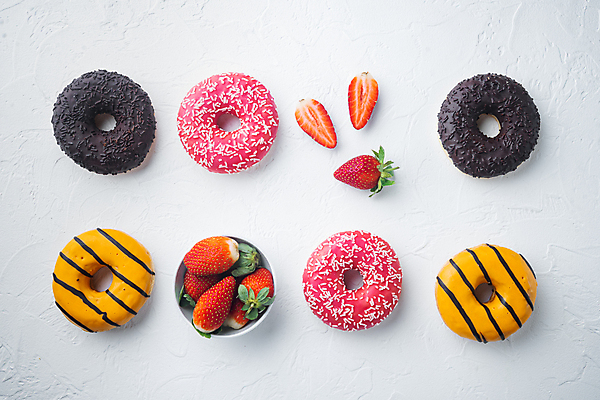 포토 JPG 해외이미지 그릇 딸기 단면 디저트 실내 종류 사람없음 하이앵글 도넛 달콤 흰배경 담기 딸기맛 오렌지맛 초코맛 해외포토 식기 음식 뷰포인트 백그라운드 과일 모션 내부 초콜릿 흰색 맛 파일형식