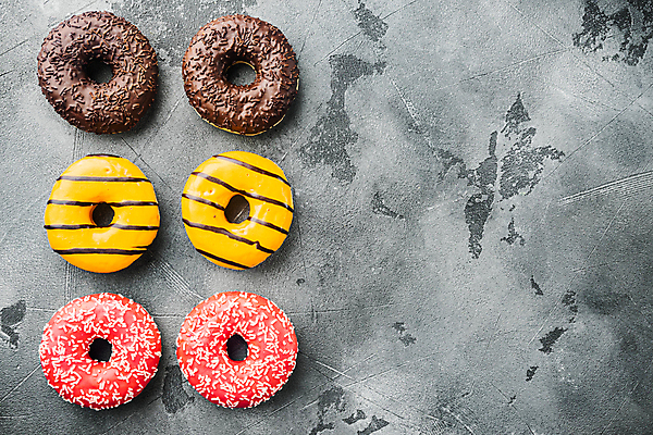 포토 JPG 해외이미지 회색배경 디저트 실내 종류 사람없음 도넛 달콤 일렬 딸기맛 오렌지맛 초코맛 카피스페이스 해외포토 음식 백그라운드 딸기 내부 초콜릿 공백 회색 맛 파일형식