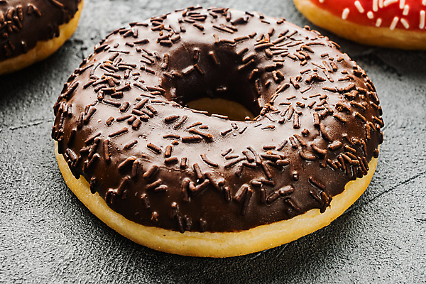 포토 JPG 해외이미지 회색배경 디저트 실내 근접촬영 사람없음 도넛 달콤 초코맛 해외포토 음식 뷰포인트 백그라운드 내부 초콜릿 회색 맛 파일형식