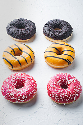 포토 JPG 해외이미지 디저트 실내 종류 사람없음 도넛 달콤 흰배경 일렬 딸기맛 오렌지맛 초코맛 해외포토 음식 백그라운드 딸기 내부 초콜릿 흰색 맛 파일형식