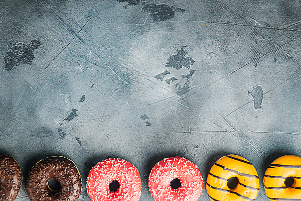 포토 JPG 해외이미지 회색배경 디저트 실내 종류 사람없음 하이앵글 도넛 달콤 일렬 딸기맛 오렌지맛 초코맛 카피스페이스 해외포토 음식 뷰포인트 백그라운드 딸기 내부 초콜릿 공백 회색 맛 파일형식