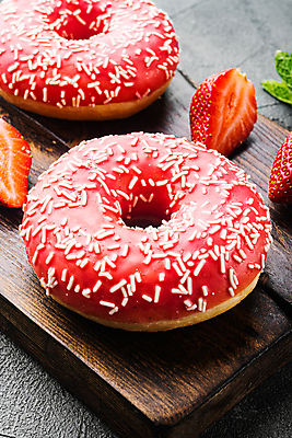 포토 JPG 해외이미지 회색배경 딸기 디저트 실내 근접촬영 사람없음 도넛 달콤 나무도마 딸기맛 해외포토 음식 뷰포인트 백그라운드 과일 도마 내부 목재 회색 맛 파일형식