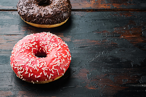 포토 JPG 해외이미지 디저트 실내 사람없음 도넛 달콤 딸기맛 초코맛 카피스페이스 나무배경 해외포토 음식 백그라운드 딸기 내부 초콜릿 공백 맛 파일형식