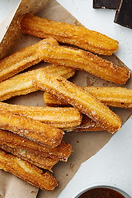 포토 JPG 해외이미지 근접촬영 사람없음 하이앵글 종이봉투 초콜릿 설탕 흰배경 츄러스 해외포토 뷰포인트 백그라운드 디저트 봉투 흰색 파일형식