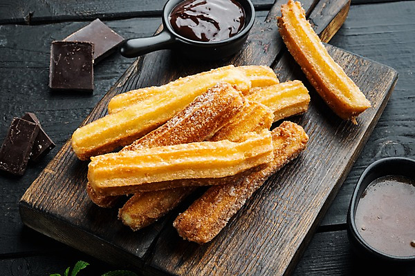 포토 JPG 해외이미지 그릇 검은배경 사람없음 초콜릿 설탕 나무도마 츄러스 캐러멜 해외포토 식기 백그라운드 디저트 도마 목재 검은색 파일형식