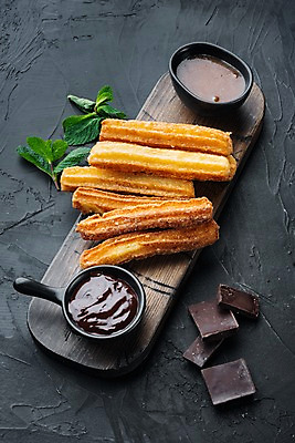 포토 JPG 해외이미지 그릇 검은배경 사람없음 초콜릿 설탕 민트 나무도마 츄러스 캐러멜 해외포토 식기 백그라운드 디저트 도마 목재 검은색 허브 파일형식