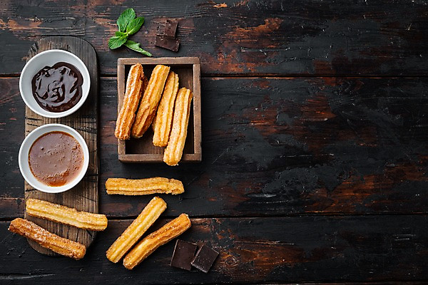 포토 JPG 해외이미지 그릇 사람없음 하이앵글 초콜릿 설탕 민트 나무그릇 나무도마 나무탁자 츄러스 캐러멜 카피스페이스 해외포토 식기 뷰포인트 탁자 디저트 도마 목재 공백 허브 파일형식