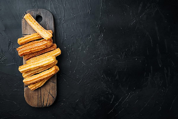 포토 JPG 해외이미지 검은배경 사람없음 하이앵글 설탕 나무도마 츄러스 카피스페이스 해외포토 뷰포인트 백그라운드 디저트 도마 목재 검은색 공백 파일형식