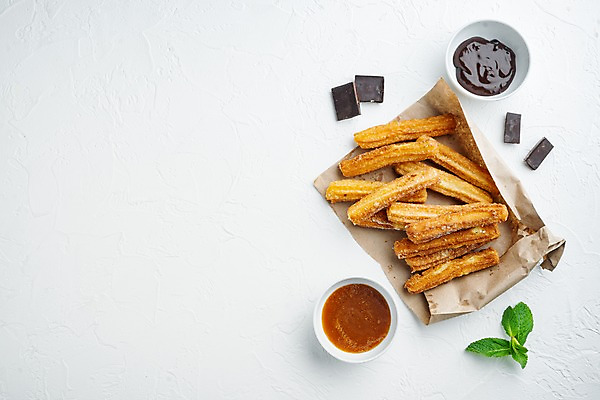 포토 JPG 해외이미지 그릇 사람없음 하이앵글 종이봉투 초콜릿 설탕 민트 흰배경 츄러스 캐러멜 카피스페이스 해외포토 식기 뷰포인트 백그라운드 디저트 봉투 공백 흰색 허브 파일형식