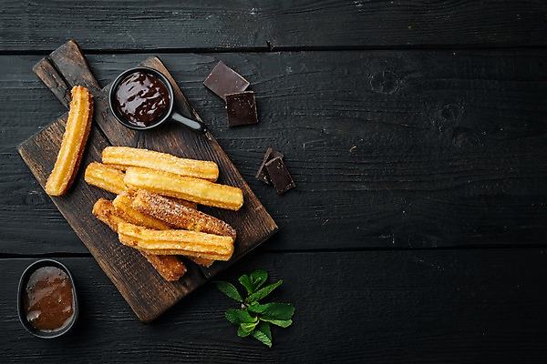 포토 JPG 해외이미지 그릇 검은배경 사람없음 하이앵글 초콜릿 민트 나무도마 츄러스 캐러멜 카피스페이스 해외포토 식기 뷰포인트 백그라운드 디저트 도마 목재 검은색 공백 허브 파일형식