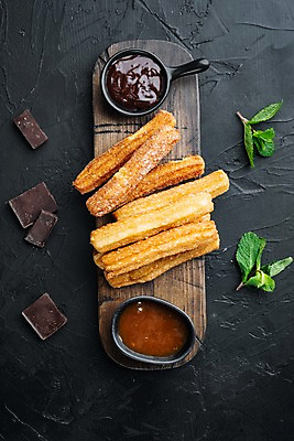 포토 JPG 해외이미지 그릇 검은배경 사람없음 하이앵글 초콜릿 설탕 민트 나무도마 츄러스 캐러멜 해외포토 식기 뷰포인트 백그라운드 디저트 도마 목재 검은색 허브 파일형식