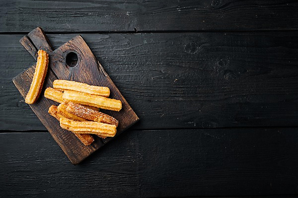 포토 JPG 해외이미지 검은배경 사람없음 하이앵글 설탕 나무도마 츄러스 카피스페이스 해외포토 뷰포인트 백그라운드 디저트 도마 목재 검은색 공백 파일형식
