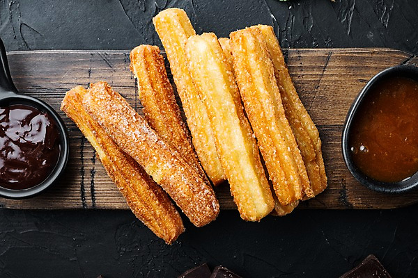 포토 JPG 해외이미지 그릇 검은배경 근접촬영 사람없음 하이앵글 초콜릿 설탕 나무도마 츄러스 캐러멜 해외포토 식기 뷰포인트 백그라운드 디저트 도마 목재 검은색 파일형식