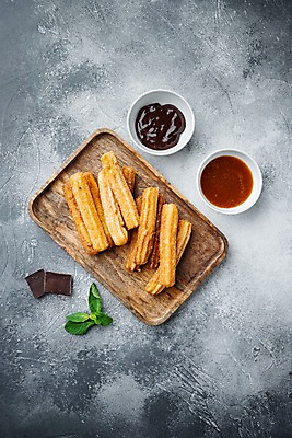 포토 JPG 해외이미지 그릇 회색배경 사람없음 초콜릿 민트 나무쟁반 츄러스 캐러멜 해외포토 식기 백그라운드 디저트 쟁반 목재 회색 허브 파일형식