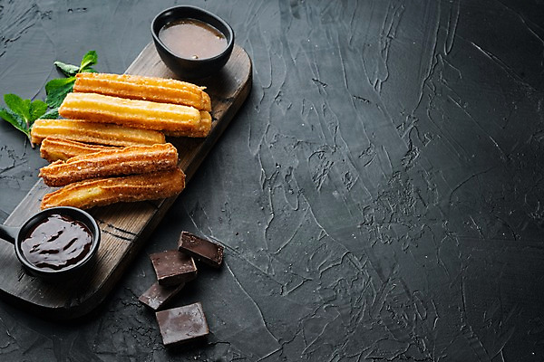 포토 JPG 해외이미지 그릇 검은배경 사람없음 초콜릿 설탕 민트 나무도마 츄러스 캐러멜 카피스페이스 해외포토 식기 백그라운드 디저트 도마 목재 검은색 공백 허브 파일형식