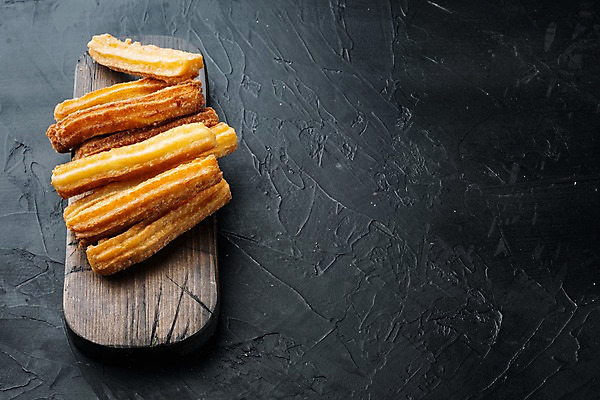 포토 JPG 해외이미지 검은배경 사람없음 설탕 나무도마 츄러스 카피스페이스 해외포토 백그라운드 디저트 도마 목재 검은색 공백 파일형식