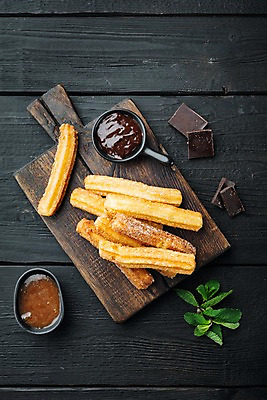 포토 JPG 해외이미지 그릇 검은배경 사람없음 하이앵글 초콜릿 설탕 민트 나무도마 츄러스 캐러멜 해외포토 식기 뷰포인트 백그라운드 디저트 도마 목재 검은색 허브 파일형식