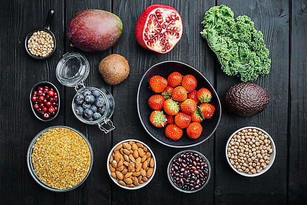 포토 JPG 해외이미지 접시 채소 딸기 검은배경 키위 사람없음 병 블루베리 아몬드 석류 아보카도 건강식 병아리콩 크랜베리 해외포토 식기 열매 음식 백그라운드 과일 콩 검은색 견과류 파일형식