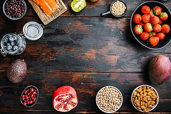 포토 JPG 해외이미지 딸기 검은배경 키위 사람없음 병 블루베리 아몬드 석류 망고 아보카도 건강식 병아리콩 카피스페이스 해외포토 식기 음식 백그라운드 과일 콩 검은색 공백 견과류 열대과일 파일형식