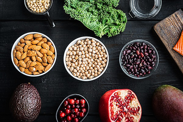 포토 JPG 해외이미지 채소 콩 사람없음 병 아몬드 석류 잣 아보카도 건강식 나무도마 병아리콩 크랜베리 해외포토 식기 열매 음식 과일 곡류 도마 목재 견과류 파일형식