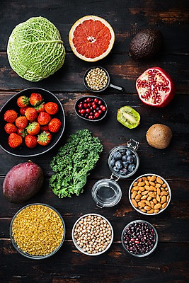 포토 JPG 해외이미지 채소 딸기 검은배경 콩 키위 사람없음 병 양배추 블루베리 아몬드 석류 망고 아보카도 건강식 병아리콩 크랜베리 해외포토 식기 열매 음식 백그라운드 과일 곡류 검은색 견과류 열대과일 파일형식