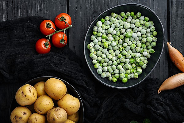 포토 JPG 해외이미지 접시 방울토마토 검은배경 양파 감자 사람없음 완두콩 해외포토 식기 백그라운드 토마토 채소 콩 검은색 파일형식