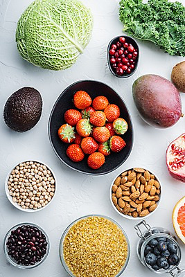 포토 JPG 해외이미지 그릇 채소 딸기 콩 키위 사람없음 병 자몽 흰배경 양배추 블루베리 아몬드 석류 아보카도 건강식 병아리콩 해외포토 식기 음식 백그라운드 과일 곡류 견과류 흰색 파일형식