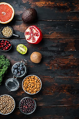 포토 JPG 해외이미지 그릇 채소 검은배경 콩 키위 사람없음 병 자몽 블루베리 아몬드 석류 아보카도 건강식 병아리콩 카피스페이스 해외포토 식기 음식 백그라운드 과일 곡류 검은색 공백 견과류 파일형식