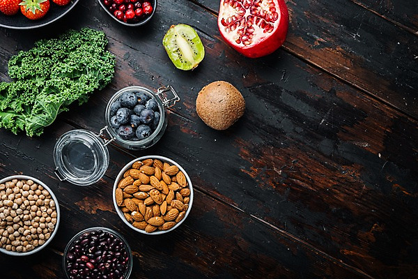 포토 JPG 해외이미지 그릇 채소 딸기 검은배경 콩 키위 사람없음 병 블루베리 아몬드 석류 건강식 병아리콩 카피스페이스 해외포토 식기 음식 백그라운드 과일 곡류 검은색 공백 견과류 파일형식