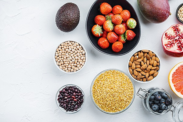 포토 JPG 해외이미지 그릇 딸기 콩 사람없음 자몽 흰배경 블루베리 아몬드 석류 아보카도 건강식 병아리콩 카피스페이스 해외포토 식기 음식 백그라운드 과일 곡류 공백 견과류 흰색 파일형식