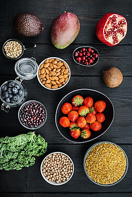 포토 JPG 해외이미지 접시 채소 딸기 검은배경 키위 사람없음 병 블루베리 아몬드 석류 아보카도 병아리콩 크랜베리 해외포토 식기 열매 백그라운드 과일 콩 검은색 견과류 파일형식