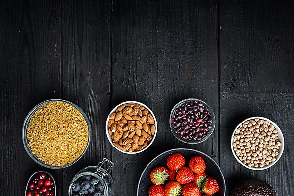 포토 JPG 해외이미지 그릇 딸기 검은배경 사람없음 병 블루베리 아몬드 아보카도 건강식 병아리콩 카피스페이스 해외포토 식기 음식 백그라운드 과일 콩 검은색 공백 견과류 파일형식