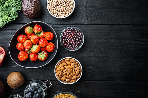 포토 JPG 해외이미지 그릇 채소 딸기 검은배경 사람없음 병 블루베리 아몬드 아보카도 병아리콩 카피스페이스 해외포토 식기 백그라운드 과일 콩 검은색 공백 견과류 파일형식