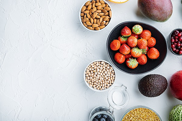 포토 JPG 해외이미지 그릇 딸기 사람없음 병 흰배경 아몬드 아보카도 병아리콩 해외포토 식기 백그라운드 과일 콩 견과류 흰색 파일형식