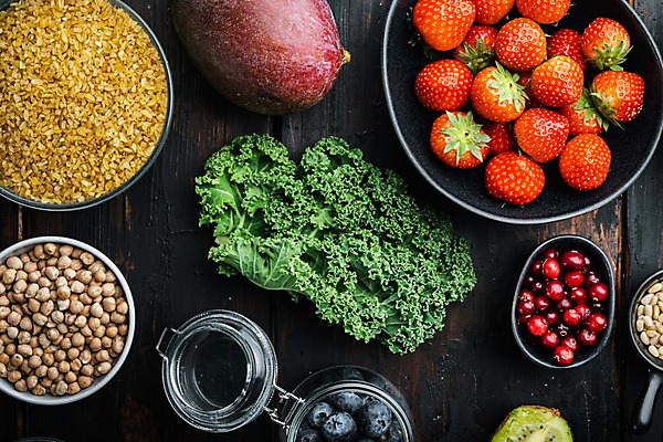 포토 JPG 해외이미지 그릇 채소 딸기 검은배경 콩 키위 사람없음 병 블루베리 망고 병아리콩 크랜베리 해외포토 식기 열매 백그라운드 과일 곡류 검은색 열대과일 파일형식